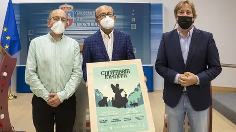 El consejero de Turismo, Javier L&oacute;pez Marcano, presenta el Festival de Folk &lsquo;Cantabria Infinita&rsquo; con los alcaldes de San Vicente de la Barquera y Reoc&iacute;n, Dionisio Luguera y Pablo Diestro, respectivamente