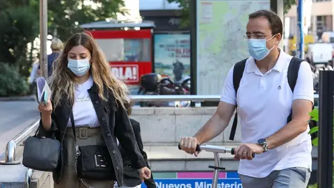 Varias personas salen del metro en las inmediaciones de Nuevos Ministerios, a 28 de junio de 2021, en Madrid, (Espa&ntilde;a).
