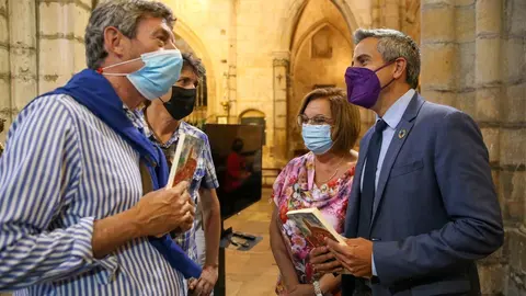 El vicepresidente, Pablo Zuloaga, asiste a la presentaci&oacute;n del libro &lsquo;Santa Mar&iacute;a de Laredo. El coraz&oacute;n de una villa&rsquo;, escrito por Fernando Baylet e ilustrado por Imanol L&oacute;pez