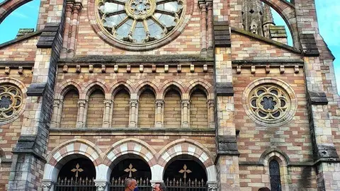 El consejero de Industria, Turismo, Innovaci&oacute;n, Transporte y Comercio, Francisco Javier L&oacute;pez Marcano, el secretario de Estado de Turismo, Fernando Vald&eacute;s, y el alcalde de Torrelavega, Javier L&oacute;pez Estrada