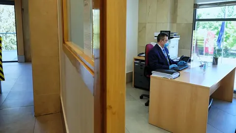 Archivo - Un trabajador protegido con guantes y mascarilla