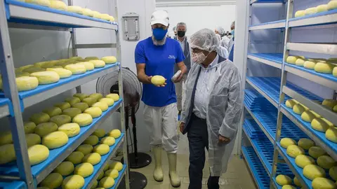 El presidente de Cantabria, Miguel &Aacute;ngel Revilla, y el consejero de Desarrollo Rural, Ganader&iacute;a, Pesca, Alimentaci&oacute;n y Medio Ambiente, Guillermo Blanco, visitan las instalaciones de la queser&iacute;a La Jarradilla