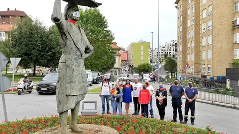 Colocaci&oacute;n del pa&ntilde;uelo de  San Ferm&iacute;n a la Sardinera