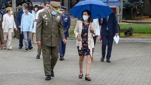 La ministra de Defensa, Margarita Robles, conversa con militares a su llegada al acto de firma del Acuerdo para la Formaci&oacute;n Profesional y el Empleo de los militares de Tropa y Mariner&iacute;a en la Base Militar El Goloso, Madrid, (Espa&ntilde;a).