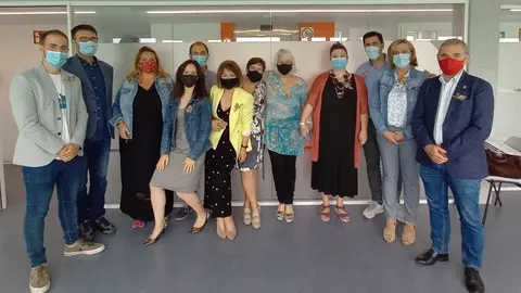 El alcalde Alberto Garc&iacute;a Onand&iacute;a y el concejal Luis del Pi&ntilde;al en la clausura de la Lanzadera de Empleo Municipal.