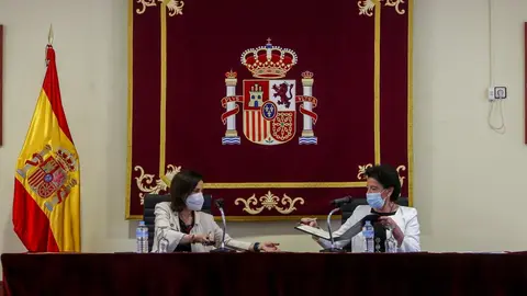 La ministra de Defensa, Margarita Robles (i); y la ministra de Educaci&oacute;n y FP, Isabel Cela&aacute; (d), durante el acto de firma del Acuerdo para la Formaci&oacute;n Profesional y el Empleo de los militares de Tropa y Mariner&iacute;a este martes
