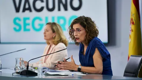 La vicepresidenta segunda y ministra de Asuntos Econ&oacute;micos y Transformaci&oacute;n Digital, Nadia Calvi&ntilde;o (i), y la ministra de Hacienda y portavoz del Gobierno, Mar&iacute;a Jes&uacute;s Montero, intervienen en una rueda de prensa posterior al Consejo de Ministros, a 6 de ju