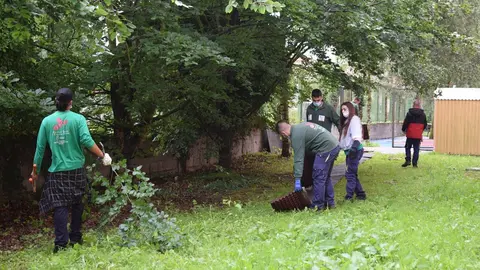 Alumnos de la escuela taller de Pi&eacute;lagos crean nuevas zonas verdes en el colegio Virgen de Valencia