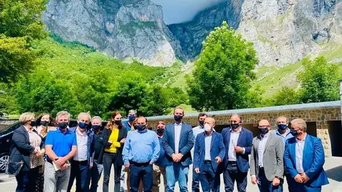 El consejero de Turismo, Javier L&oacute;pez Marcano, presenta, junto al secretario de Estado de Turismo, Fernando Vald&eacute;s, y el presidente de la Mancomunid de Li&eacute;bana y Pe&ntilde;arrubia, Julio Cires, el Plan de Sostenibilidad Tur&iacute;stica.