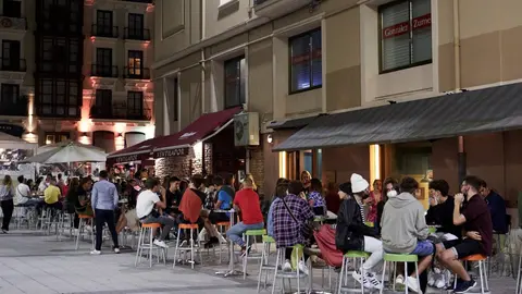 Ambiente en una calle de bares de Santander, antes de su cierre a medianoche, a 3 de julio de 2021, en Santander, Cantabria (Espa&ntilde;a). La regi&oacute;n de Cantabria acord&oacute; cerrar a partir de este viernes y durante 14 d&iacute;as los locales de ocio nocturno a las 00:00 