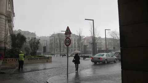 Archivo - Lluvia en Santander. Archivo