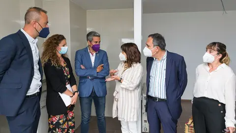 El vicepresidente, Pablo Zuloaga; la consejera de Empleo y Pol&iacute;ticas Sociales, Ana Bel&eacute;n &Aacute;lvarez; la delegada del Gobierno, Ainoa Qui&ntilde;ones; y el alcalde de Torrelavega, Javier L&oacute;pez Estrada, visitan las viviendas adquiridas a la SAREB en Ganzo