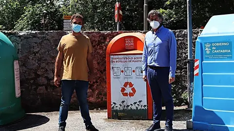 Los concejales de Medio Ambiente, Ram&oacute;n Gelabert, y el de Turismo y Comercio, Pedro Velarde, junto a uno de los puntos de recogida de aceite de uso dom&eacute;stico.
