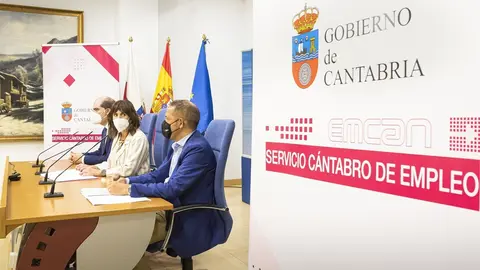 La consejera de Empleo y Pol&iacute;ticas Sociales, Ana Bel&eacute;n &Aacute;lvarez, acompa&ntilde;ada por el vicepresidente del Cl&uacute;ster de Automoci&oacute;n de Cantabria 'Gira' y CEO de Maflow Spain Automotive, Marcos D&iacute;ez, presenta el programa 'Talento y Empleo'.