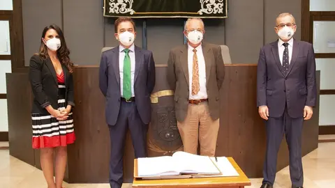 Toman posesi&oacute;n directores de departamentos de la UC