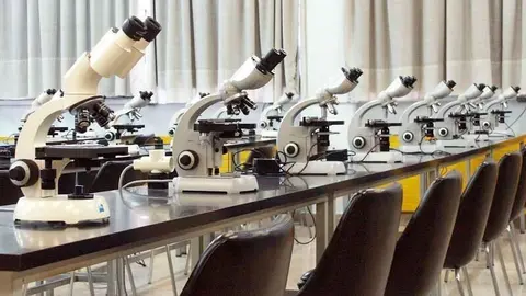 Microscopios en los laboratorios de la UC