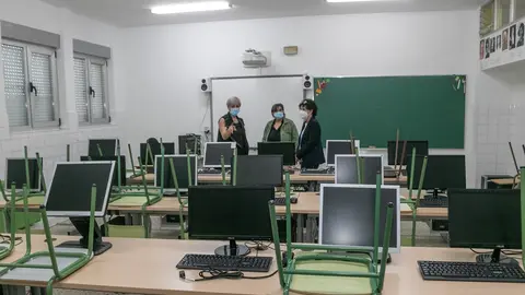 La alcaldesa de Polanco, Rosa D&iacute;az, visita las nuevas instalaciones del colegio p&uacute;blico de Requejada