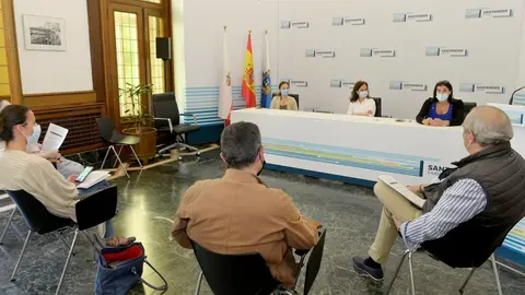 La alcaldesa en la reuni&oacute;n con los vecinos de Nueva Monta&ntilde;a