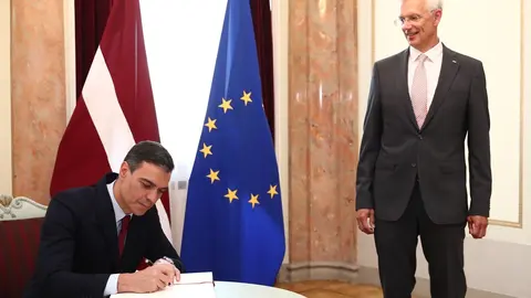 El presidente del Gobierno, Pedro S&aacute;nchez, y el primer ministro de Letonia, Arturs Krisjanis Karins