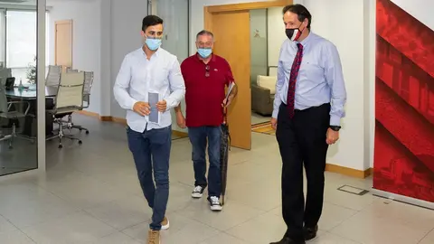 El consejero de Obras P&uacute;blicas, Ordenaci&oacute;n del Territorio y Urbanismo, Jos&eacute; Luis Gochicoa, se re&uacute;ne con el alcalde de Hazas de Cesto, Alejandro Llano