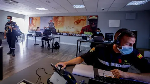 Archivo - Un militar de la UME trabaja en su puesto el mismo d&iacute;a de la presentaci&oacute;n de la &lsquo;Operaci&oacute;n Baluarte&rsquo;, en la Base A&eacute;rea de Torrej&oacute;n de Ardoz, Madrid (Espa&ntilde;a), a 11 de septiembre de 2020. A trav&eacute;s de dicha operaci&oacute;n las Fuerzas Armadas colaborar&aacute;n