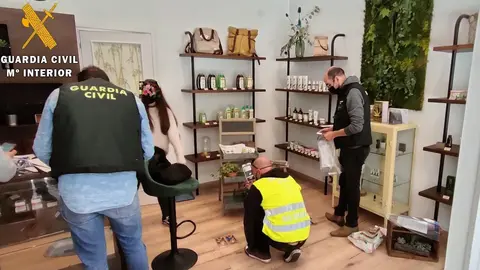 La Guardia Civil en el establecimiento