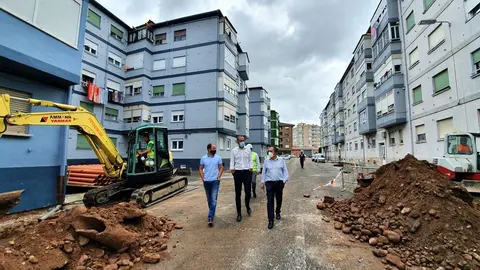 El alcalde y el concejal de Obras, Javier L&oacute;pez Estrada y Jos&eacute; Manuel Cruz Viadero, visitan las obras del entorno de R&iacute;o Ebro, en el Barrio Covadonga