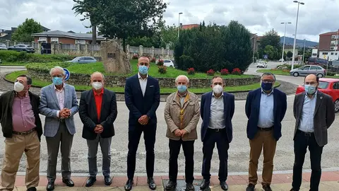 El alcalde, Javier L&oacute;pez Estrada, y miembros de Quercus, junto a la placa conmemorativa del 25 aniversario del grupo de opini&oacute;n