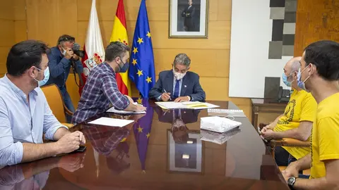 El presidente de Cantabria, Miguel &Aacute;ngel Revilla, recibe a la Plataforma en Defensa del Tren Santander-Bilbao.