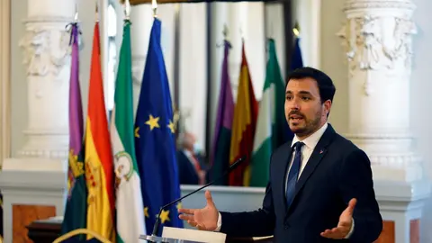 El ministro de Consumo, Alberto Garz&oacute;n, se dirige al p&uacute;blico asistente  despu&eacute;s de  firmar  el convenio para la Junta Arbitral de Consumo con el consejero de Salud y Familias, Jes&uacute;s Aguirre,  a 02 de julio 2021 en M&aacute;laga (Andaluc&iacute;a)