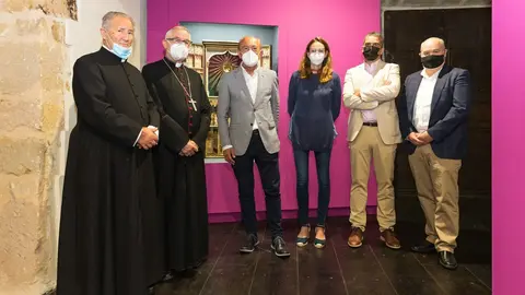 El consejero de Industria, Turismo, Innovaci&oacute;n, Transporte y Comercio, Javier L&oacute;pez Marcano, inaugura la exposici&oacute;n de plater&iacute;a.