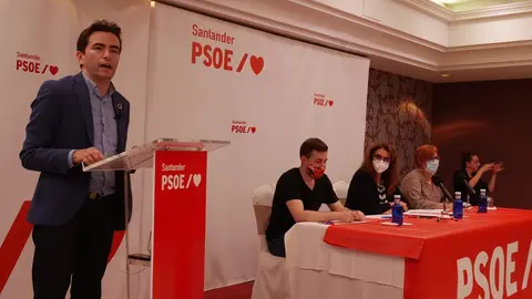 El secretario general del PSOE de Santander, Pedro Casares, en la primera asamblea de la agrupaci&oacute;n tras la pandemia.