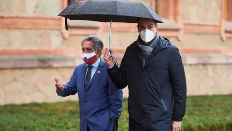 Archivo - El presidente de Cantabria, Miguel &Aacute;ngel Revillajunto al presidente del Gobierno, Pedro S&aacute;nchez