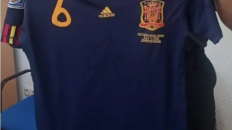 Camiseta de Iniesta robada de una exposici&oacute;n de Camargo