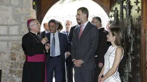 Imagen de archivo de la visita de Don Felipe y Do&ntilde;a Letizia al Monasterio de Santo Toribio de Li&eacute;bana en 2017 (FOTO: Gobierno de Cantabria)