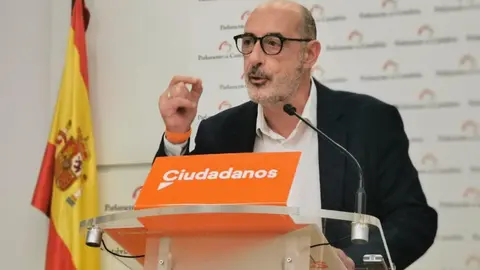 El coordinador de Ciudadanos (Cs) en Cantabria, F&eacute;lix &Aacute;lvarez, en rueda de prensa.