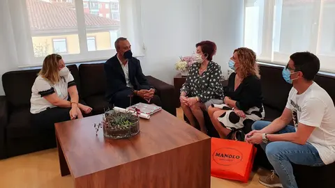 El alcalde de Torrelavega felicita a Calzados Manolo por su distinci&oacute;n en los Premios Nacionales de Comercio 2020