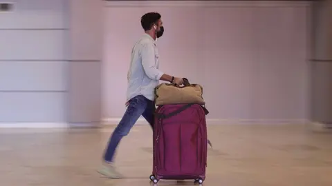 Un hombre camina con su equipaje en la terminal T1 del Aeropuerto de Madrid - Barajas Adolfo Su&aacute;rez, a 8 de julio de 2021, en Madrid (Espa&ntilde;a). 