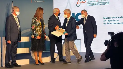 Azcondo y Pazos recogen el reconocimiento.