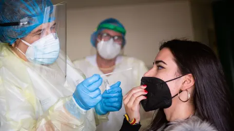 Archivo - Una mujer se somete a una prueba de ant&iacute;genos en un dispositivo de cribado masivo 