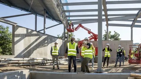 El vicepresidente y consejero de Universidades, Igualdad, Cultura y Deporte, Pablo Zuloaga, visita la evoluci&oacute;n de las obras de construcci&oacute;n del Centro de Arte Rupestre de Cantabria.