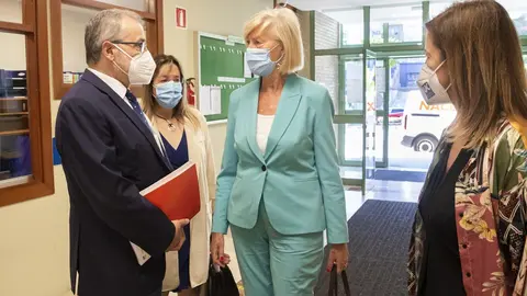 La consejera de Educaci&oacute;n y Formaci&oacute;n Profesional, Marina Lomb&oacute;, se re&uacute;ne con el rector de la Universidad de Cantabria (UC), &Aacute;ngel Pazos.