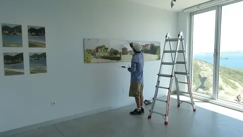 El pintor F&eacute;lix de la Concha, durante el montaje de la exposici&oacute;n 'Maldito Realismo' en el Centro de Arte Faro Cabo Mayor