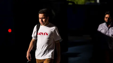 Un joven camina sin mascarilla en las inmediaciones del Intercambiador de Plaza de Castilla, a 28 de junio de 2021, en Madrid, (Espa&ntilde;a).