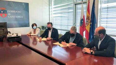 Firma del convenio entre la Consejer&iacute;a de Ganader&iacute;a y AFCA