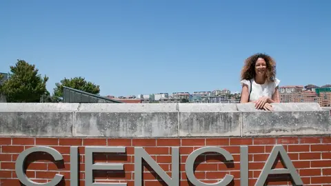 La profesora Amaya Lobo en la Plaza de la Ciencia, en el campus de las Llamas de la Universidad de Cantabria.