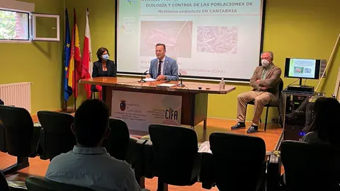 Archivo - El consejero de Desarrollo Rural, Ganader&iacute;a, Pesca, Alimentaci&oacute;n y Medio Ambiente, Guillermo Blanco, se re&uacute;ne con representantes de las OPAS, cooperativas y dem&aacute;s asociaciones del sector para presentarles un proyecto contra plagas de orugas