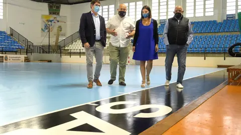 La alcaldesa, Gema Igual, el concejal de Deporte, Felipe P&eacute;rez Manso, y representantes del club Balonmano Sinf&iacute;n visitan el pabell&oacute;n exterior de La Albericia tras las obras