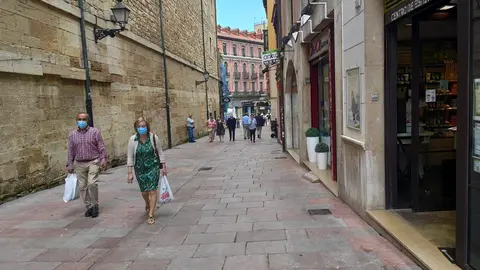 Personas con mascarilla en las calles de Oviedo y terrazas de hosteler&iacute;a.