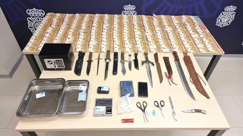 Armas y material intervenido en el domicilio del detenido por tr&aacute;fico de coca&iacute;na en Cazo&ntilde;a